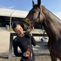 Adik dari Gigi Hadid itu begitu bangga dengan pencapaiannyq dan mengunggahnya di Instagram. “Jangan pernah berhenti mencoba hal-hal baru,” begitu tulis Hadid dalam unggahan Instagram yang mendokumentasikan pengalamannya dalam kompetisi tersebut.  Foto: Dok. Instagram