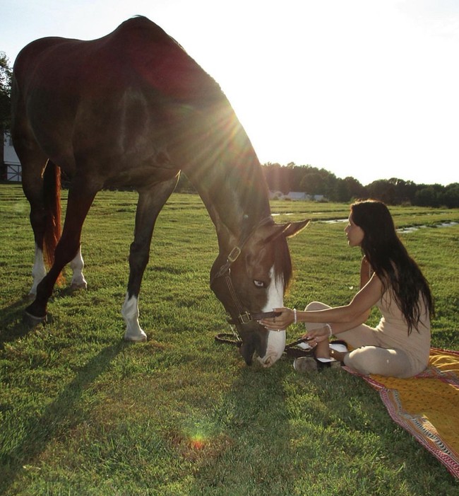 Sejak kecil Bella Hadid telah berkuda. Wanita 27 tahun itu meraih kesuksesan sebagai atlet berkuda hingga ambisinya untuk masuk kejuaraan Olimpiade pada 2016. Foto: Dok. Instagram