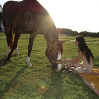 Sejak kecil Bella Hadid telah berkuda. Wanita 27 tahun itu meraih kesuksesan sebagai atlet berkuda hingga ambisinya untuk masuk kejuaraan Olimpiade pada 2016. Foto: Dok. Instagram