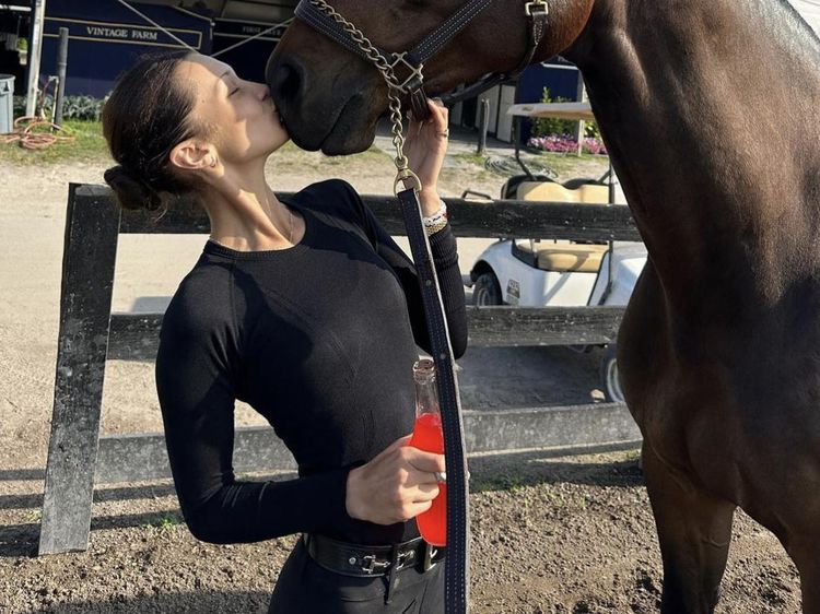 7 Pesona Bella Hadid Saat Berkuda, Sempat Jadi Atlet Tapi Pilih Jadi Model