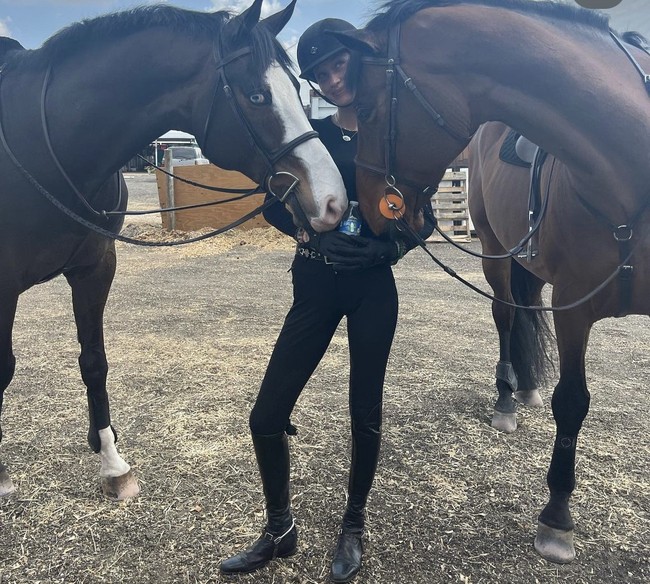 Sempat istirahat dari dunia berkuda selama tujuh tahun, baru di tahun lalu Bella kembali ke arena berkuda dan aktif kembali.  Foto: Dok. Instagram