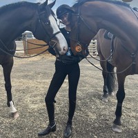 Sempat istirahat dari dunia berkuda selama tujuh tahun, baru di tahun lalu Bella kembali ke arena berkuda dan aktif kembali.  Foto: Dok. Instagram