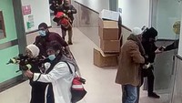 Tentara Israel yang menyamar menjadi nakes menggerebek Rumah Sakit Ibnu Sina di Jenin, di Tepi Barat, Senin (30/1/2024). (Reuters TV via REUTERS)