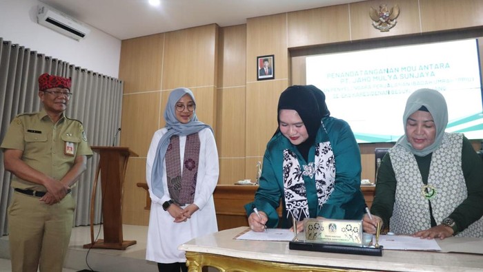 Bupati Ipuk menyaksikan penandatanganan MoU Bandara Banyuwangi dan penyedia jasa umrah