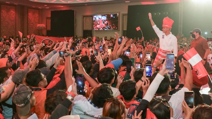 Capres nomor urut 3 Ganjar Pranowo saat kampanye di Makassar. Capres nomor urut 3 Ganjar Pranowo saat kampanye di Makassar.
