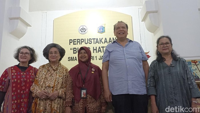 Chairman and Founder CT Corp sekaligus Ketua Umum IKA Boedoet, Chairul Tanjung (CT), meresmikan Perpustakaan Bung Hatta SMA Negeri 1 Jakarta. (Tiara Aliya/detikcom)