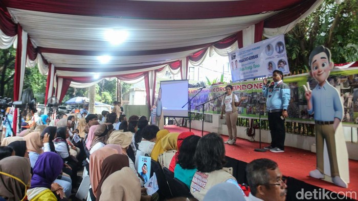 Gerakan Srikandi Indonesia Raya (Gesira) mendeklarasikan dukungan kepada Prabowo Subianto-Gibran Rakabuming Raka. Mereka membawa tanaman koro.