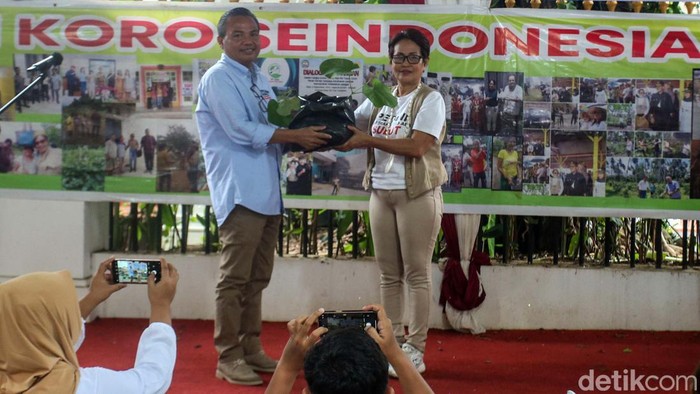 Gerakan Srikandi Indonesia Raya (Gesira) mendeklarasikan dukungan kepada Prabowo Subianto-Gibran Rakabuming Raka. Mereka membawa tanaman koro.