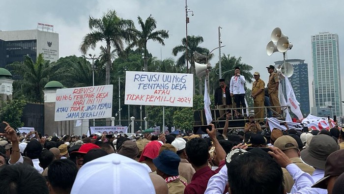 Demo Apdesi di Depan DPR, Massa Tuntut Revisi UU Desa Segera Disahkan