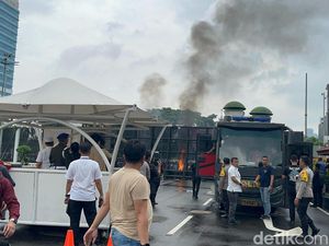 Demo Apdesi di Depan DPR RI Ricuh, Massa Lempar Botol-Bakar Spanduk