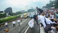 Potret Demo Apdesi Ricuh, Massa Sempat Tutup Jalan Tol Depan DPR