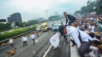 Pantauan detikcom, Rabu (31/1/2024) sekitar pukul 12.00 WIB, massa masuk ke ruas Tol Dalam Kota.   