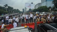 Massa terus bertahan di ruas Tol Dalam Kota yang mengarah ke Slipi. Arus lalu lintas terpantau macet.  