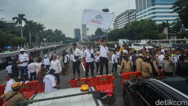 Potret Demo Apdesi Ricuh, Massa Sempat Tutup Jalan Tol Depan DPR