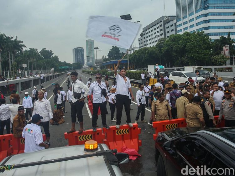 Potret Demo Apdesi Ricuh, Massa Sempat Tutup Jalan Tol Depan DPR