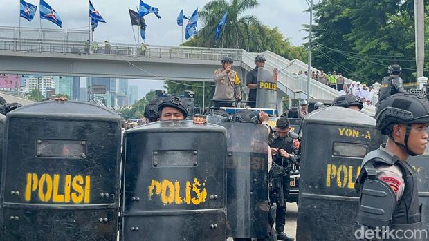 Demo Massa Apdesi di depan DPR ricuh. Massa mencoba merobohkan pagar DPR dengan tali tambang.
