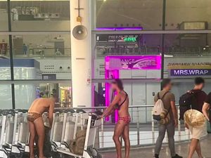 Viral! Turis Cuma Pakai Celana Renang di Bandara Phuket