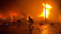 Depo itu berisi minyak dan drum yang mudah terbakar.