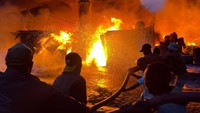 Depo yang terbakar berada tidak jauh dari permukiman di Muthurwa, Nairobi, Kenya.