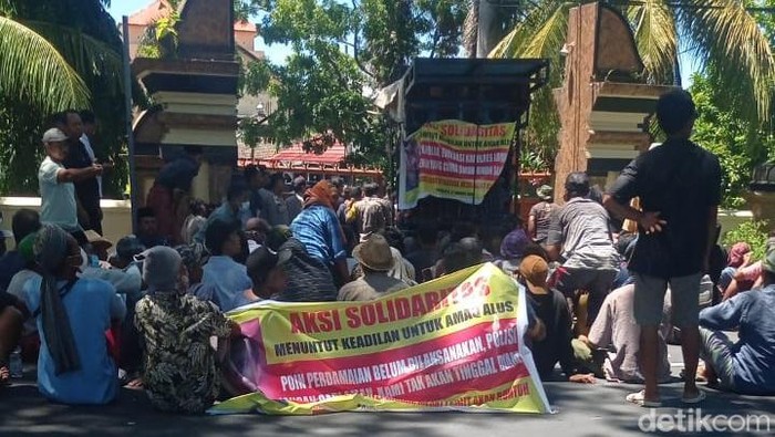 Foto: Puluhan Warga Desa Segala Anyar kembali datangi Polda NTB minta pelaku penusukan segera ditangkap, Rabu (31/1/2024). (Ahmad Viqi/detikBali).