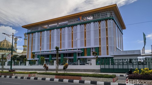 Gedung Bank NTB Syariah di Mataram.