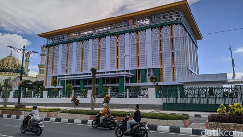 Gedung Bank NTB Syariah di Mataram.