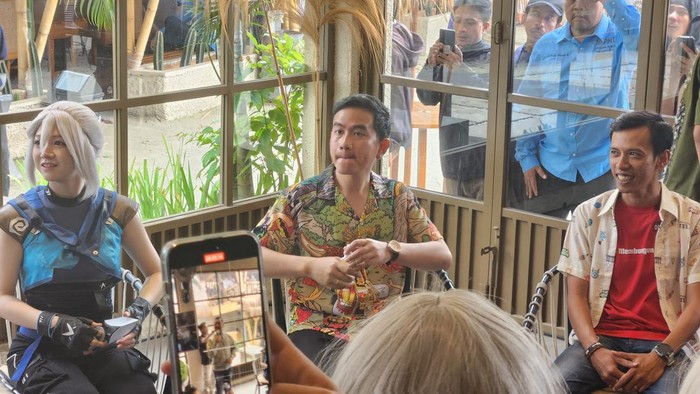 Gibran Rakabuming Raka dalam acara Gimick Gibrandi Sunshine Coffee, Cibinong, Kabupaten Bogor, Rabu (31/1/2024).