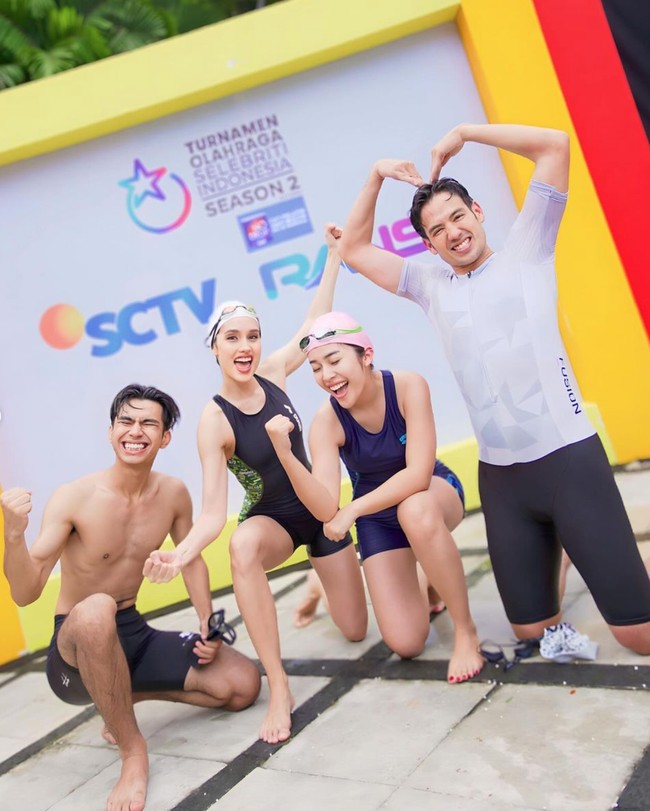 Dibagi ke dalam beberapa tim saat kelas estafet, potret Cinta Laura bersama anggota timnya di TOSI season 2. Tara Budiman, Fay Nabila, dan Dimas Ahmad terlihat satu tim dengan Cinta Laura. Foto: Instagram/@gisel_la/@claurakiehl