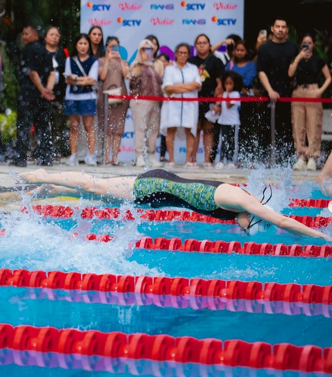 Memang memiliki latar belakang sebagai seorang perenang, keahlian berenang Cinta Laura sudah tak diragukan lagi. Ia bisa berenang dengan begitu cepat hingga mengalahkan lawan-lawannya dalam lomba tersebut. Foto: Instagram/@gisel_la/@claurakiehl