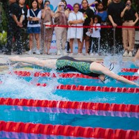 Memang memiliki latar belakang sebagai seorang perenang, keahlian berenang Cinta Laura sudah tak diragukan lagi. Ia bisa berenang dengan begitu cepat hingga mengalahkan lawan-lawannya dalam lomba tersebut. Foto: Instagram/@gisel_la/@claurakiehl