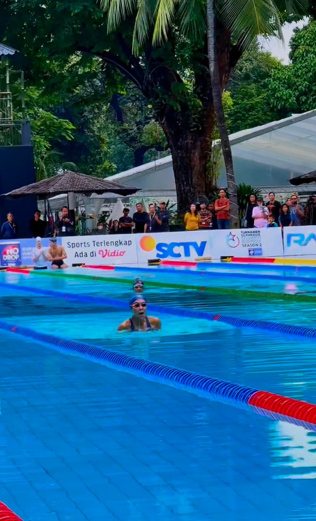 Meski tak secepat Cinta Laura, namun keahlian berenang ibu satu orang anak itu juga tak bisa dipandang sebelah mata. Walau tak keluar sebagai pemenang utama, namun dirinya sudah berhasil mengalahkan beberapa lawannya, seperti Soraya Rasyid dan Agatha Valerie. Foto: Instagram/@gisel_la/@claurakiehl