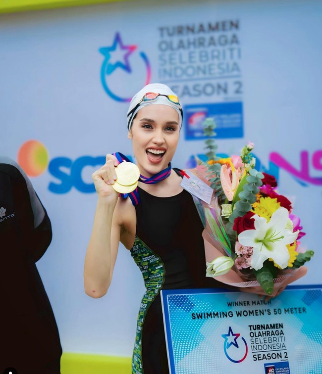 Potret Cinta Laura yang tampak begitu bahagia berhasil menjadi juara pertama Turnamen Olahraga Selebriti Indonesia season 2 tersebut. Sambil membawa medali dan buket bunga, Cinta memamerkan senyum sumringah ke arah kamera. Foto: Instagram/@gisel_la/@claurakiehl