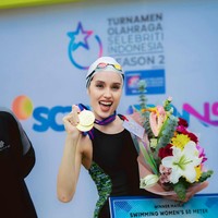 Potret Cinta Laura yang tampak begitu bahagia berhasil menjadi juara pertama Turnamen Olahraga Selebriti Indonesia season 2 tersebut. Sambil membawa medali dan buket bunga, Cinta memamerkan senyum sumringah ke arah kamera. Foto: Instagram/@gisel_la/@claurakiehl