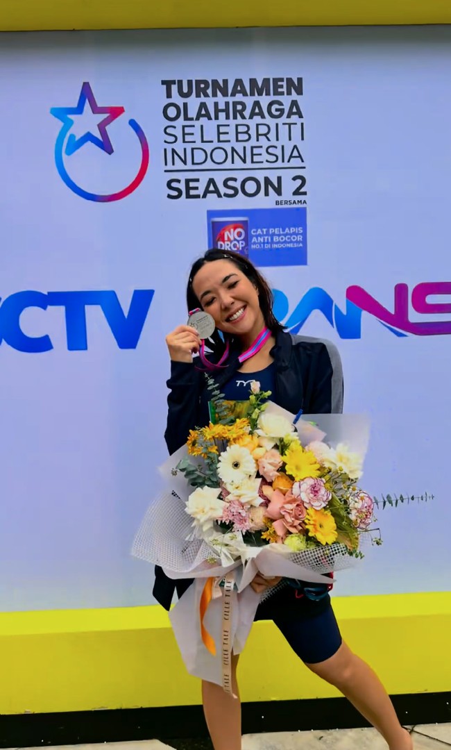 Menjadi juara ketiga namun Gisella tetap terlihat bahagia. Potretnya saat memamerkan medali yang didapatkan dari turnamen tersebut. Foto: Instagram/@gisel_la/@claurakiehl