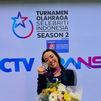 Menjadi juara ketiga namun Gisella tetap terlihat bahagia. Potretnya saat memamerkan medali yang didapatkan dari turnamen tersebut. Foto: Instagram/@gisel_la/@claurakiehl