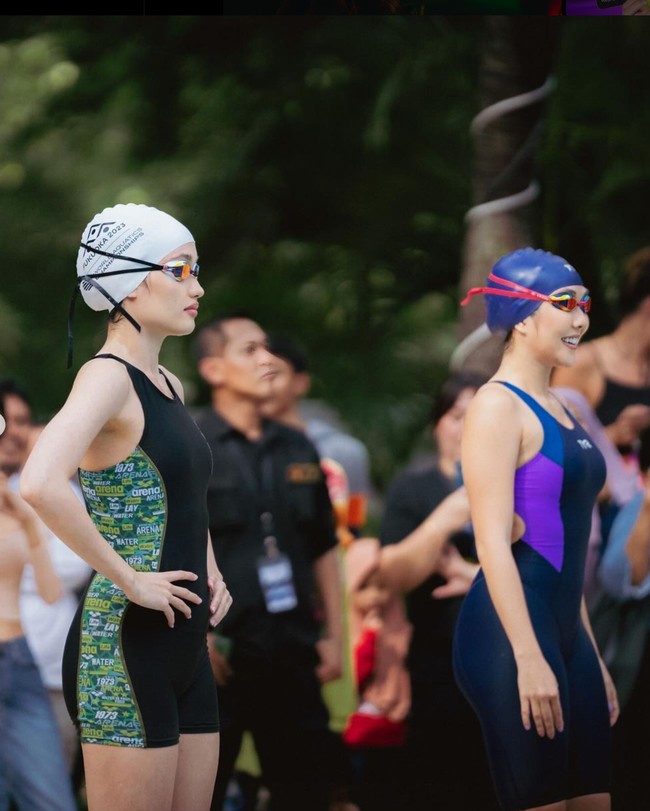 Sama-sama bertanding di lomba renang TOSI season 2, penampilan Cinta Laura dan Gisella Anastasia berhasil mencuri atensi. Seperti peserta lain, keduanya tampak mengenakan pakaian renang one piece lengkap dengan kacamata dan topi renang. Cinta mengenakan pakaian renang berwarna hitam dengan aksen warna hijau, sementara Gisel mengenakan warna biru dongker dengan sedikit aksen biru dan ungu di bagian samping bajunya. Foto: Instagram/@gisel_la/@claurakiehl