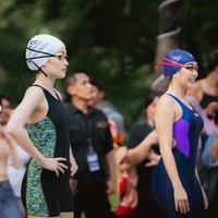 Sama-sama bertanding di lomba renang TOSI season 2, penampilan Cinta Laura dan Gisella Anastasia berhasil mencuri atensi. Seperti peserta lain, keduanya tampak mengenakan pakaian renang one piece lengkap dengan kacamata dan topi renang. Cinta mengenakan pakaian renang berwarna hitam dengan aksen warna hijau, sementara Gisel mengenakan warna biru dongker dengan sedikit aksen biru dan ungu di bagian samping bajunya. Foto: Instagram/@gisel_la/@claurakiehl