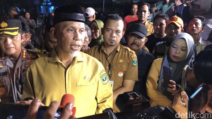 Gubernur Sumbar Mahyeldi mendatangi Semen Padang Hospital pasca ledakan. (M Afdal Afrianto/detikSumut)
