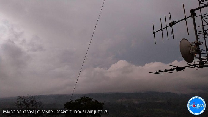 gunung semeru erupsi setinggi 700 meter pukul 16.00