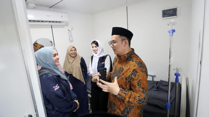 Hary Tanoe dan Siti Atikoh Resmikan Puskestren di Cirebon Ketum Perindo Hary Tanoesoedibjo dan Siti Atikoh meresmikan Pusat Kesehatan Pesantren (Puskestren) di Ponpes KHAS Kempek dan Ponpes Buntet, Cirebon.