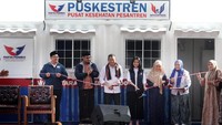 Hary Tanoe dan Siti Atikoh melakukan peresmian Pusat Kesehatan Pesantren (Puskestren), Selasa (30/1/2024).
