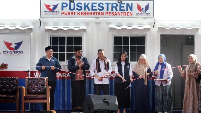 Hary Tanoe dan Siti Atikoh Resmikan Puskestren di Cirebon Ketum Perindo Hary Tanoesoedibjo dan Siti Atikoh meresmikan Pusat Kesehatan Pesantren (Puskestren) di Ponpes KHAS Kempek dan Ponpes Buntet, Cirebon.
