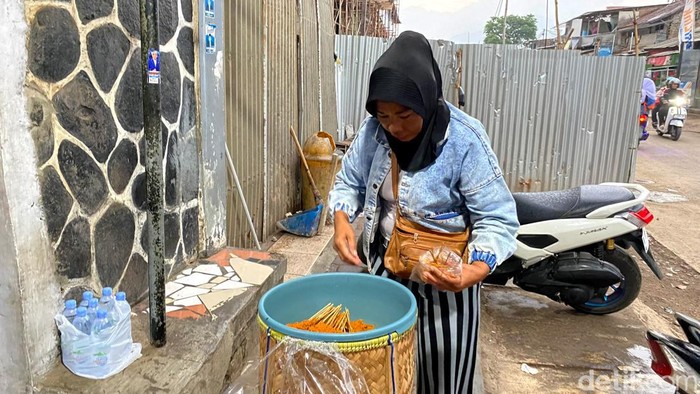 Hasanah penjual sate jebred di Stasiun Cicalengka.