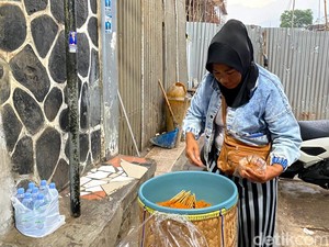 Cerita Hasanah Pahit-Manis Berjualan Sate Jebred di Stasiun Cicalengka