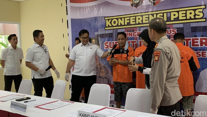 Hidayat, salah satu pemilik gudang penyulingan minyak ilegal di Muba saat diinterogasi polisi.