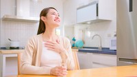 Tak hanya saat haus, minum air putih juga penting sebelum makan. Hal ini bantu menghindarkan kamu dari makan berlebih. Berat badan pun bisa turun. Foto: Getty Images/PonyWang