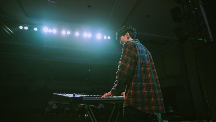 Ilustrasi Musisi Bermain Keyboard Ilustrasi Musisi Bermain Keyboard