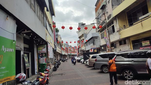 Suasana Pecinan Semarang menjelang Hari Raya Imlek, Selasa (30/1/2024).