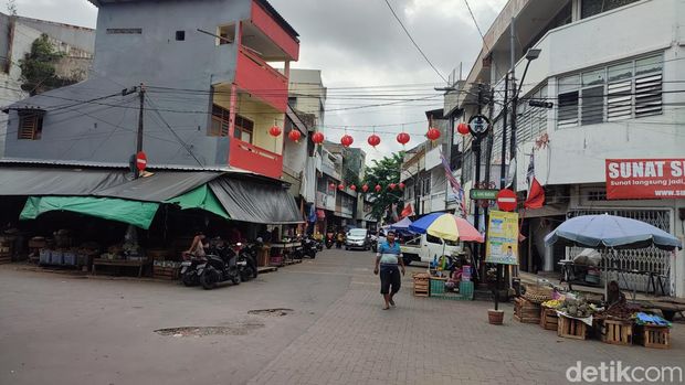 Suasana Pecinan Semarang menjelang Hari Raya Imlek, Selasa (30/1/2024).
