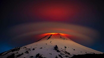 Karya Francisco Negroni. “Gunung berapi Villarrica adalah gunung berapi paling berbahaya di Chili dan salah satu yang paling aktif di Amerika. Dalam foto tersebut, awan lentikular yang indah bergerak di atas kawah sambil disinari oleh cahaya yang dipancarkan lava gunung berapi.”Foto: International Photography Awards